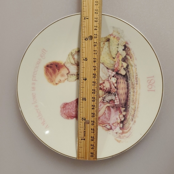 Holly Hobbie 'A Mother's Gift' decorative plate 1981 Limited Edition - Picture 3 of 8